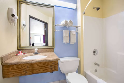 Combined shower/tub, hair dryer, towels