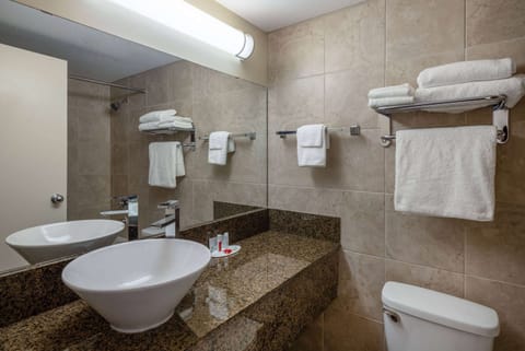 Combined shower/tub, hair dryer, towels