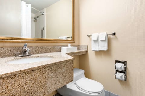 Standard Room, 1 King Bed, Non Smoking | Bathroom | Combined shower/tub, towels