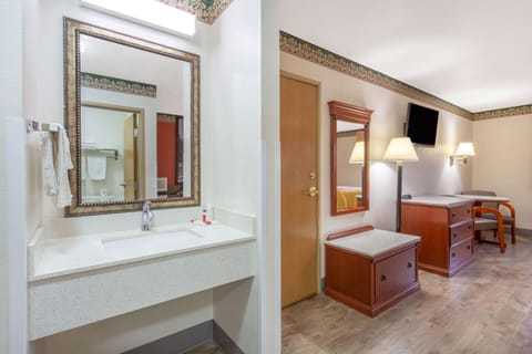 Combined shower/tub, free toiletries, hair dryer, towels