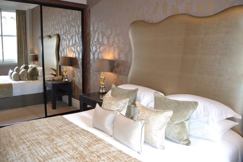 Suite, 1 Bedroom (Minsters) | Premium bedding, minibar, in-room safe, desk