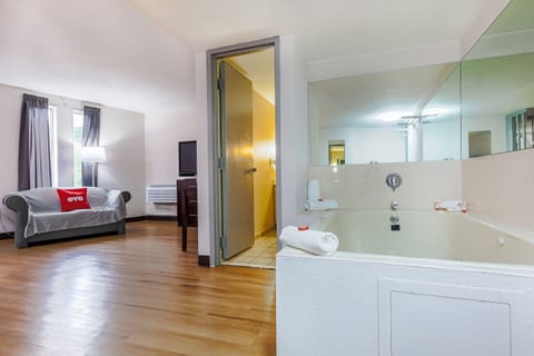 Premium Room, 1 King Bed, Jetted Tub | Desk, free WiFi, bed sheets