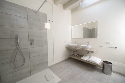 Comfort Room | Bathroom | Shower, hair dryer, bidet, towels