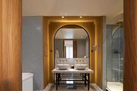 2-Bedrooms Suite | Bathroom | Designer toiletries, hair dryer, bathrobes, slippers