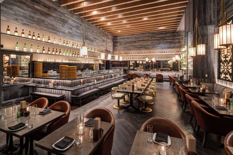 2 bars/lounges, cocktail bar, lobby lounge