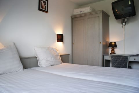 Standard Double Room | Desk, free WiFi, bed sheets, alarm clocks