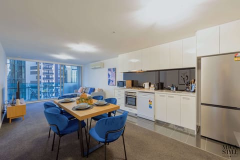 Premier Apartment | Private kitchen | Full-size fridge, microwave, oven, stovetop