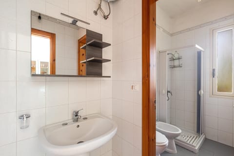 Basic Apartment | Bathroom | Shower, hair dryer, bidet