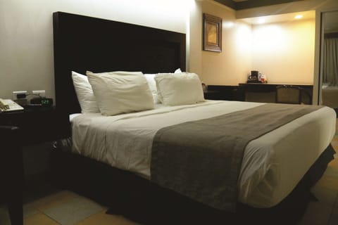 Standard Room, 1 King Bed, Non Smoking | In-room safe, individually decorated, individually furnished, desk