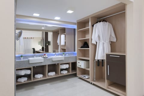 Presidential Suite | Bathroom | Shower, designer toiletries, hair dryer, towels