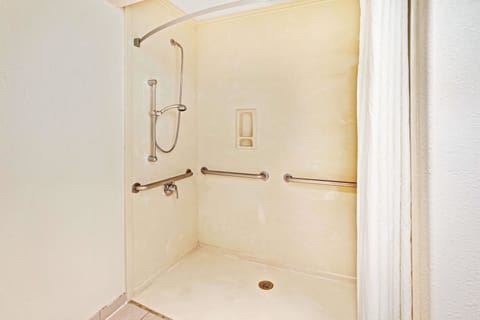 Combined shower/tub, hair dryer, towels