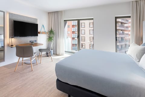 Loft | Premium bedding, free minibar items, in-room safe, desk