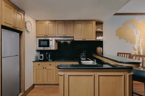 Apartment, 2 Bedrooms, Garden View (Balcony) | Private kitchen | Fridge, microwave, oven, coffee/tea maker