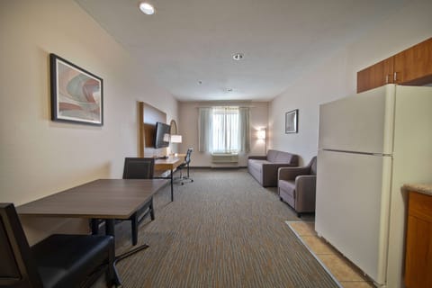 Executive Suite, 1 King Bed, Non Smoking (One Bedroom) | In-room safe, desk, laptop workspace, blackout drapes