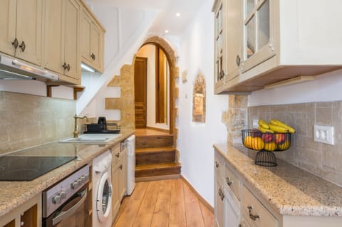 Classic Apartment | Private kitchen | Mini-fridge, microwave, oven, stovetop