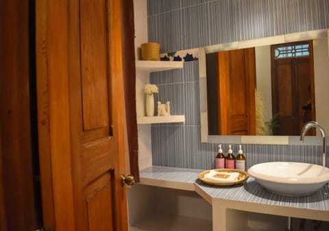 Superior Room | Bathroom | Shower, rainfall showerhead, towels