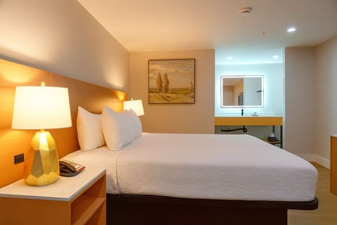 Room, 1 King Bed | Iron/ironing board, free WiFi, bed sheets