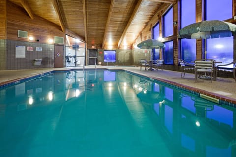 Indoor pool, sun loungers