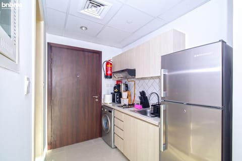 Deluxe Studio | Private kitchenette | Fridge, microwave, oven, stovetop