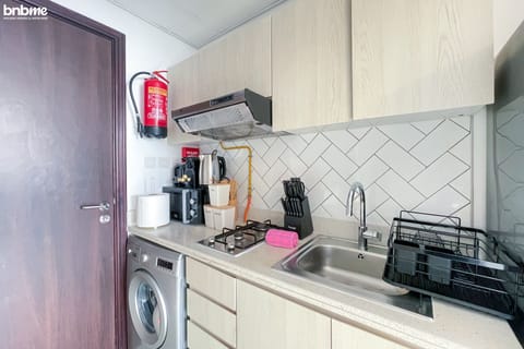 Deluxe Studio | Private kitchenette | Fridge, microwave, oven, stovetop