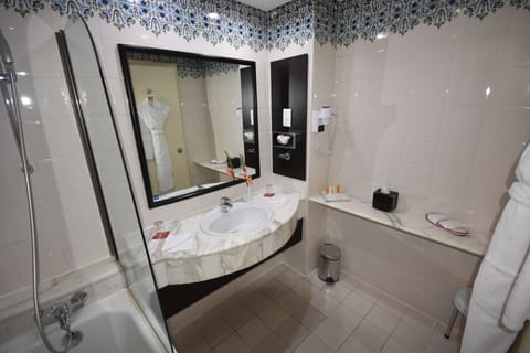 Standard Room, Garden View, Ground Floor | Bathroom | Designer toiletries, hair dryer, slippers, towels