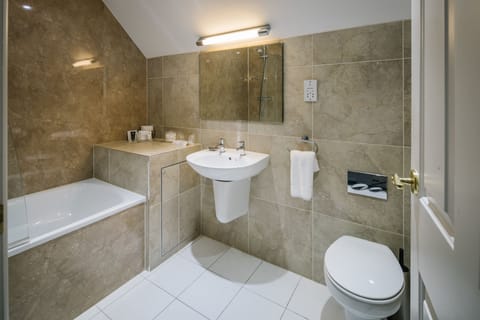 Deluxe Double Room | Bathroom | Combined shower/tub, free toiletries, hair dryer, towels