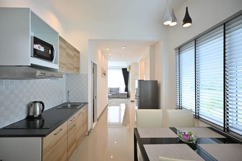 1 Bedroom Suite | Living area | Flat-screen TV