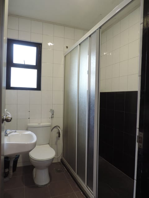 Double Room, Private Bathroom | Bathroom | Shower, towels