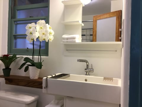 Deluxe Room, 1 Queen Bed, Garden View | Bathroom | Hair dryer, towels