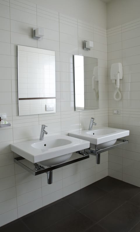 Quadruple Room | Bathroom | Shower, free toiletries, hair dryer, bidet