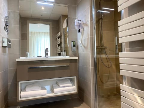 Chambre Prestige | Bathroom | Shower, hair dryer, towels, soap