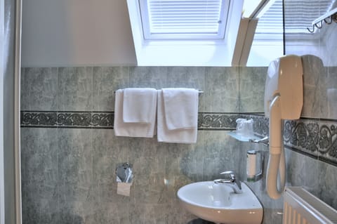Quadruple Room | Bathroom | Shower, hair dryer, towels