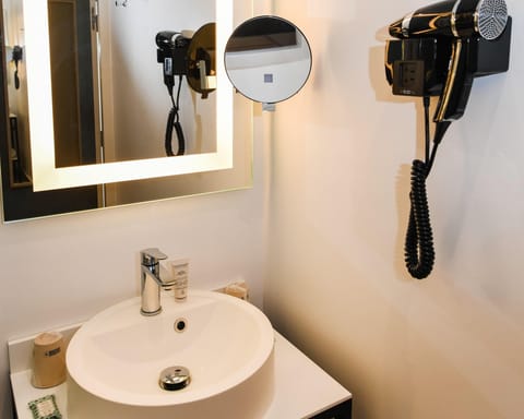 Shower, rainfall showerhead, free toiletries, hair dryer