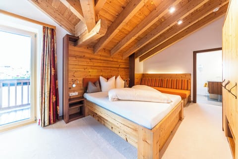 Apartment, 3 Bedrooms, Balcony, Mountain View ( App 9) | Premium bedding, in-room safe, desk, blackout drapes