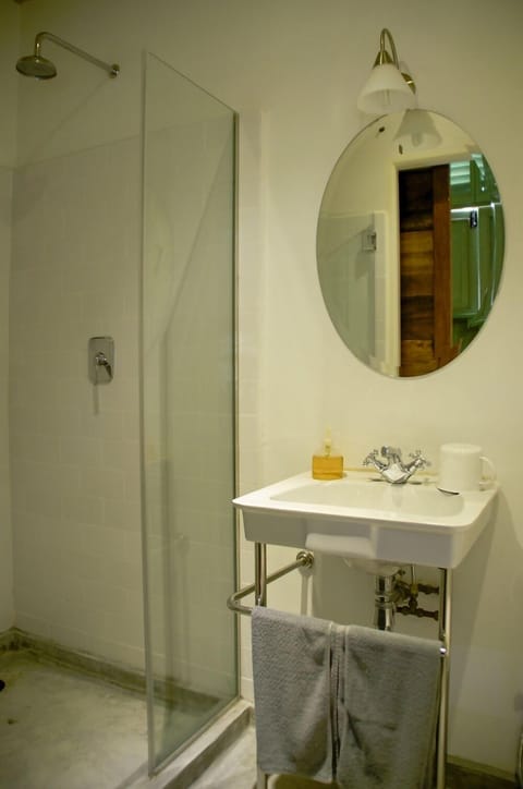 Airwell Room (Second Floor) | Bathroom | Shower, free toiletries, hair dryer, bidet