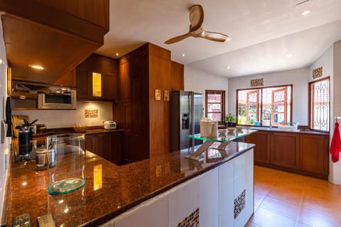 Deluxe Villa | Private kitchen | Cookware/dishes/utensils