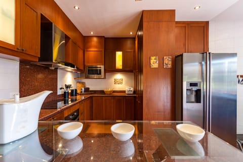 Deluxe Villa | Private kitchen | Cookware/dishes/utensils