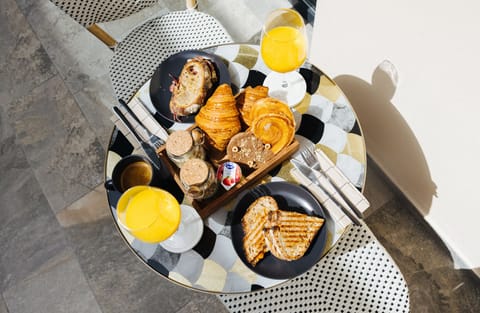 Daily continental breakfast (EUR 15 per person)