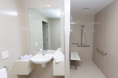 Superior Queen Room (Accessible) | Bathroom | Shower, free toiletries, hair dryer, towels