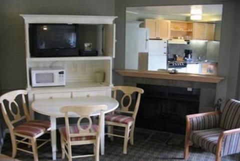 Condo, 1 Bedroom | In-room dining