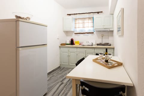 Economy Room (Semi Basement) | Private kitchenette | Fridge, stovetop, espresso maker, coffee/tea maker