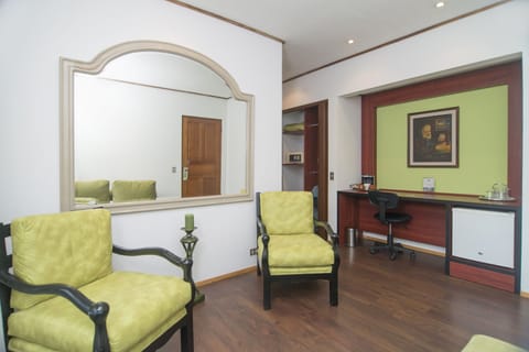 Deluxe Suite, Bathtub, Golf View | Living area | 32-inch LCD TV with cable channels, TV