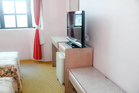 Deluxe Triple Room | In-room safe, desk, iron/ironing board, free WiFi