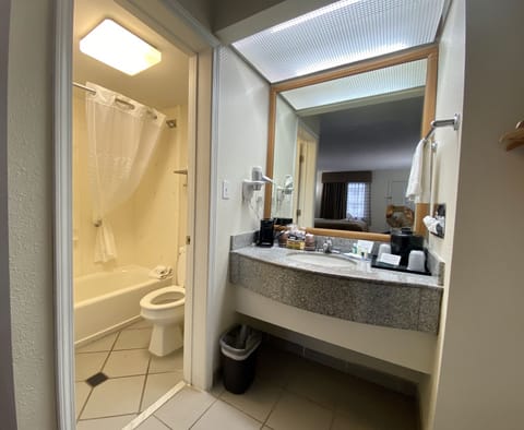 Combined shower/tub, free toiletries, hair dryer, towels