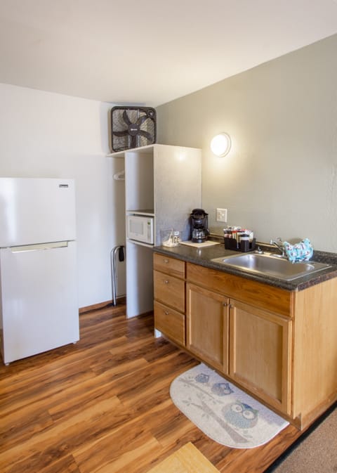 Standard Room, 2 Queen Beds, Mountain View | Private kitchen | Fridge, microwave, coffee/tea maker