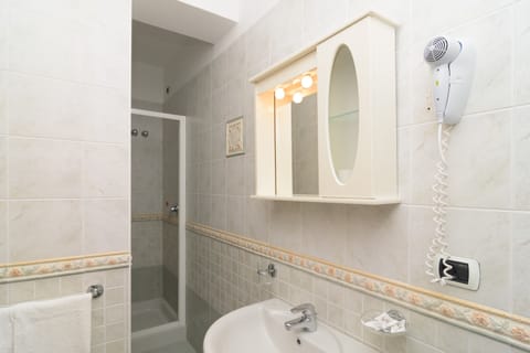 Standard Double Room, Sea View | Bathroom | Free toiletries, hair dryer, towels