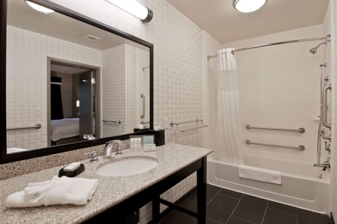 Studio, 1 King Bed, Accessible, Non Smoking | Bathroom | Eco-friendly toiletries, towels