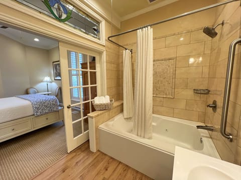 Standard Room, 1 Queen Bed, Non Smoking, Jetted Tub | Bathroom | Eco-friendly toiletries, hair dryer, towels