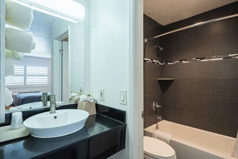 Desk, WiFi, bed sheets