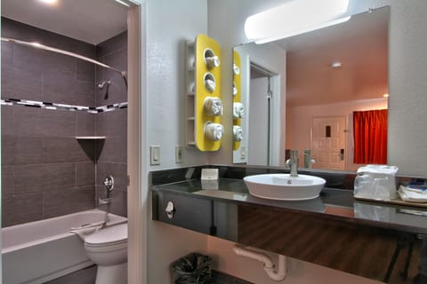 Combined shower/tub, towels